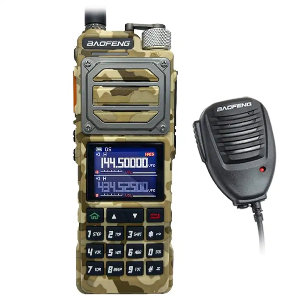 Baofeng UV-25 10W Militär-Walkie-Talkie in Tarnung mit Lautsprecher-Mikrofon.