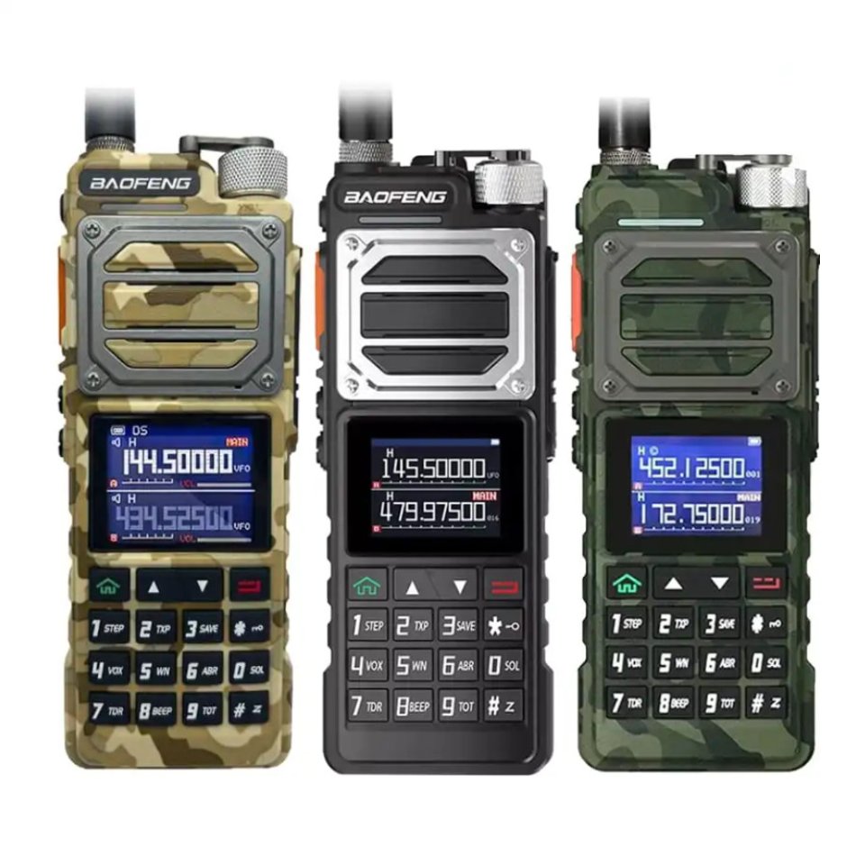 Drei Baofeng UV-25 10W Militär-Walkie-Talkies in verschiedenen Farben (Tarnmuster, Schwarz, Grün) für lange Reichweite.