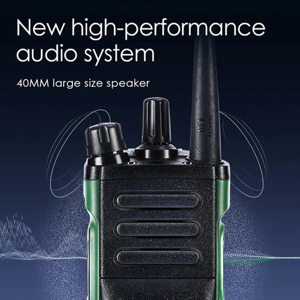 Nahaufnahme der Oberseite eines grün-schwarzen Baofeng UV-32 Walkie-Talkies. Der 40 mm große Lautsprecher und das neue Hochleistungs-Audiosystem sorgen für hervorragende Klangqualität. Ideal für Outdoor-Abenteuer und den professionellen Einsatz.