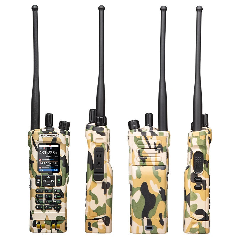 Mehrere Vorder-, Seiten- und Rückansichten des robusten Baofeng UV-32 GPS-Walkie-Talkies mit seinem unverwechselbaren Tarnmuster. Dieses 10-W-Multiband-Funkgerät ist Für den robusten Außeneinsatz konzipiert und mit Bluetooth-Programmierung für verbesserte Kommunikation über große Entfernungen ausgestattet.