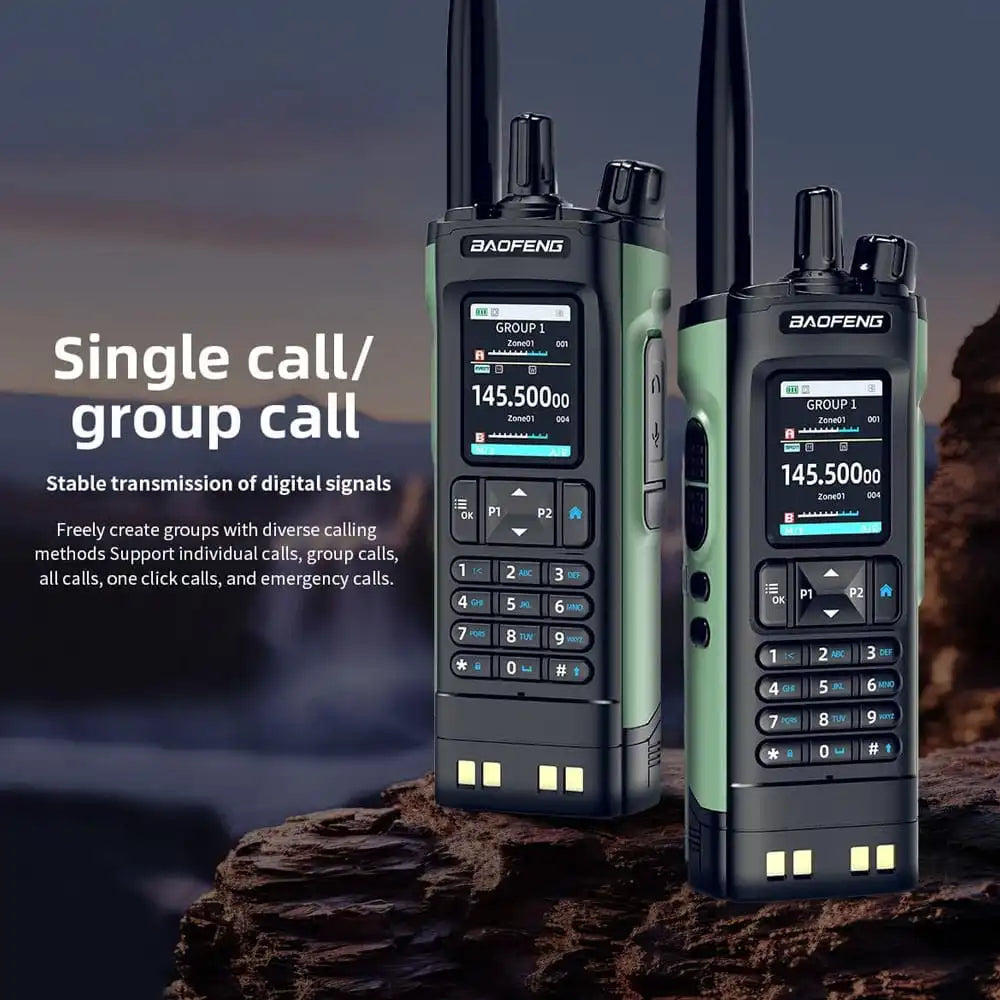 Baofeng UV-32 Walkie-Talkies auf felsiges Gelände, was die Einzelruf-/Gruppenruf-Funktion und die stabile Übertragung digitaler Signale verdeutlicht. Sie unterstützt Einzelrufe, Gruppenrufe, alle Anrufe, One-Click-Anrufe und Notrufe. Vielseitig für die Teamkommunikation.