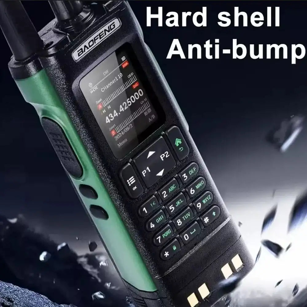 Baofeng UV-32 Walkie-Talkie mit hervorgehobener „Hartschalen-Anti-Stoß“-Funktion. Das robuste grün-schwarze Gehäuse weist auf die robuste Konstruktion zum Schutz vor Stößen hin. Entwickelt für anspruchsvolle Umgebungen.