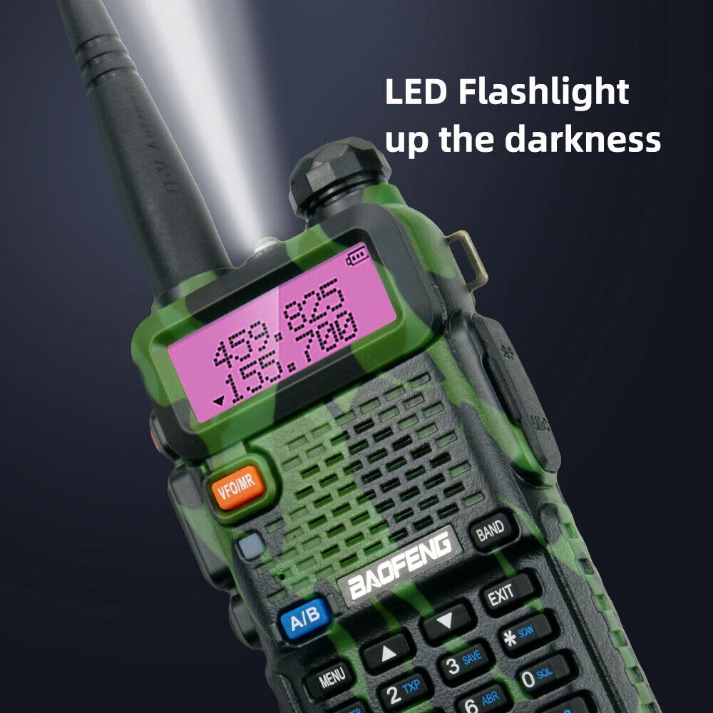 Nahaufnahme des Baofeng UV-5R Funkgeräts in Camouflage-Grün, wobei die integrierte LED-Taschenlampe die Dunkelheit erhellt