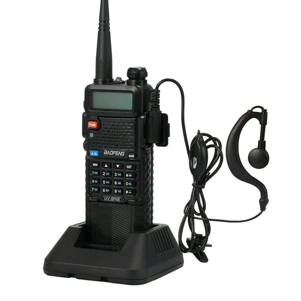 Baofeng UV-5R III Tri-Band Walkie-Talkie mit 3800mAh Akku auf der Ladestation, komplett mit einem Headset für Freisprechkommunikation und bequemes Laden.