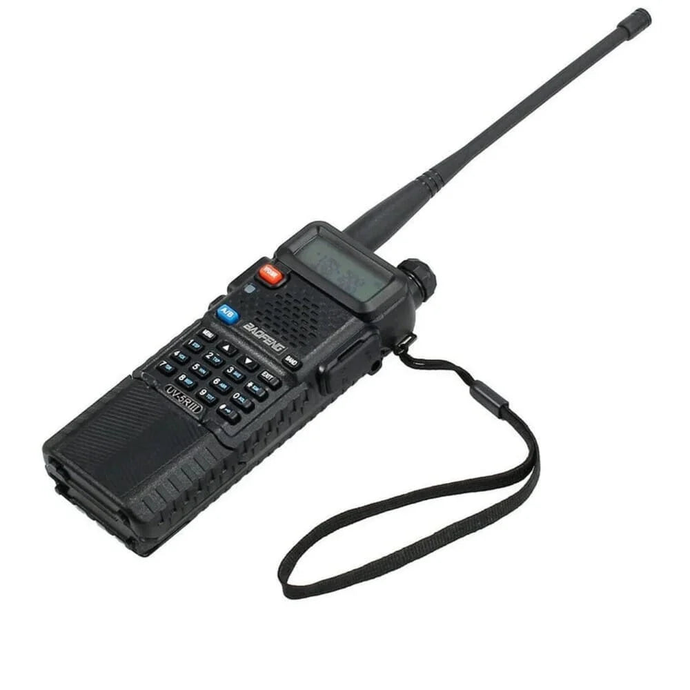 Baofeng UV-5R III Tri-Band Walkie-Talkie von der Seite betrachtet, mit einer Handschlaufe und kompakter Bauweise für einfache Handhabung und Portabilität.