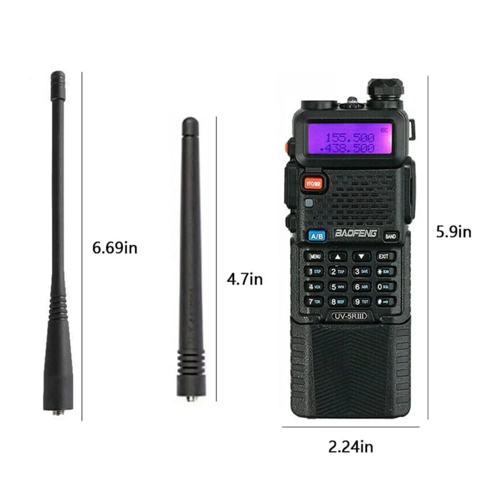 Maße des Baofeng UV-5R III Tri-Band Walkie-Talkies (5.9 Zoll Höhe, 2.24 Zoll Breite) mit zwei Antennenoptionen (6.69 Zoll und 4.7 Zoll Länge) zur Veranschaulichung der Kompaktheit und Anpassbarkeit.