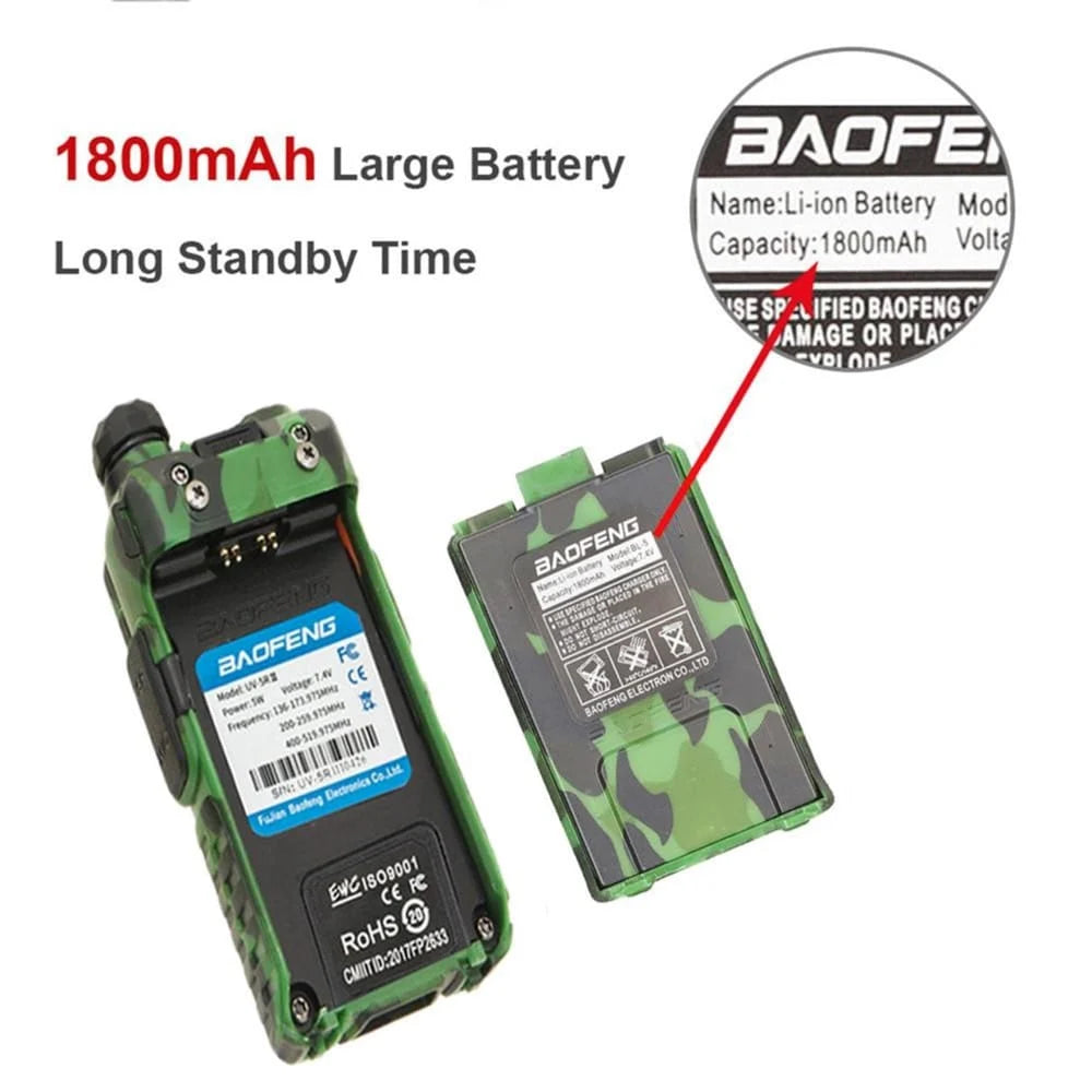 Ein Baofeng UV-5R III Funkgerät und sein 1800mAh Li-Ionen-Akku, der eine lange Standby-Zeit verspricht. Der Akku ist detailliert mit 'Capacity: 1800mAh' beschriftet.