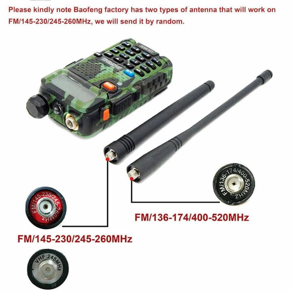 Ein Baofeng UV-5R III Funkgerät mit zwei verschiedenen Antennentypen daneben, die die Frequenzbereiche zeigen, auf denen sie funktionieren: FM/145-230/245-260MHz und FM/136-174/400-520MHz.