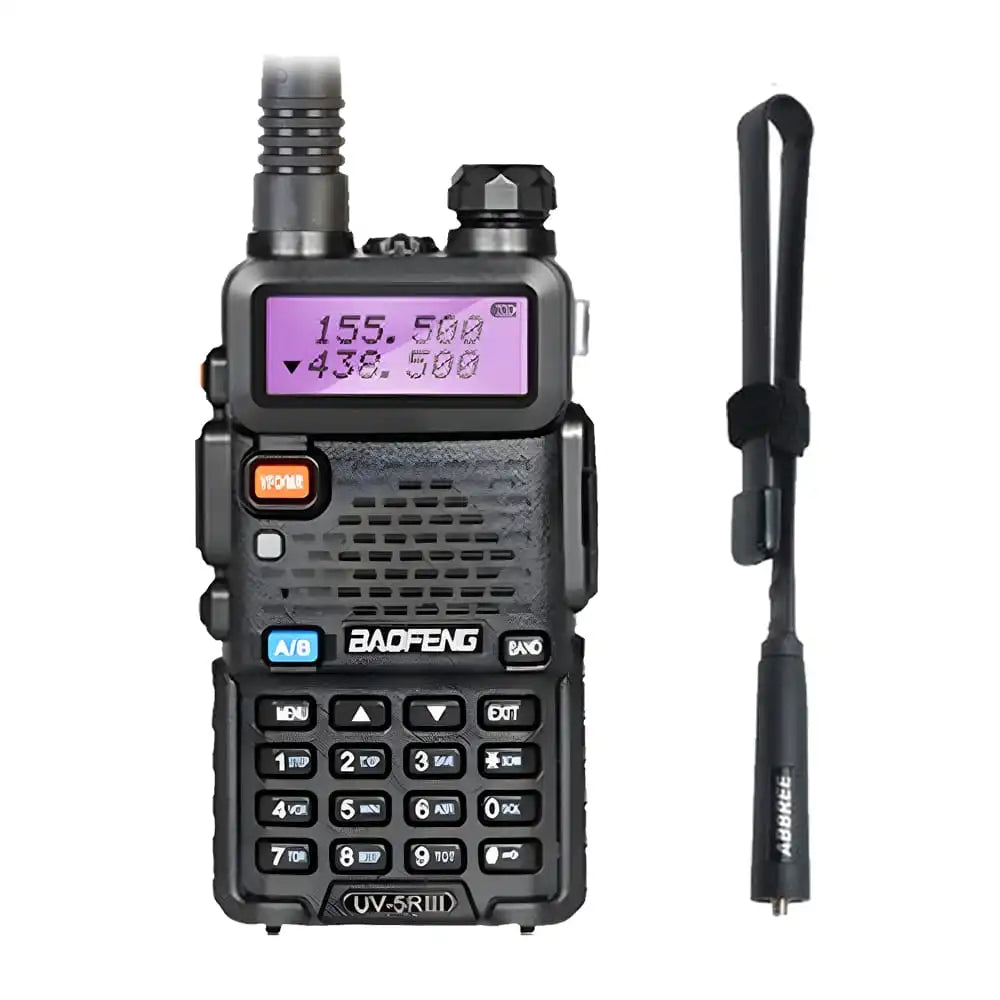 Baofeng UV-5R III Tri-Band Walkie-Talkie in Schwarz mit einer 47cm Antenne und Handschlaufe.