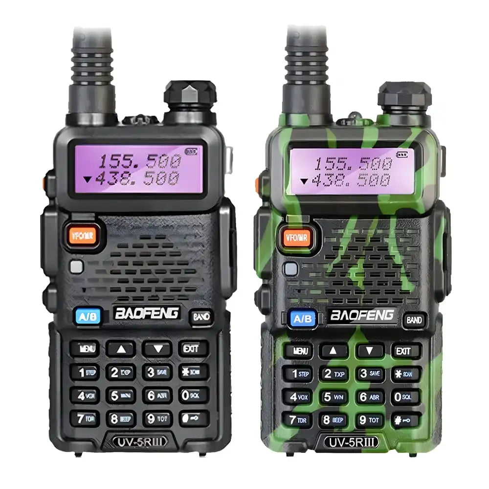 Zwei Baofeng UV-5R III Tri-Band Walkie-Talkies, eines in Schwarz und eines in Grün mit Tarnmuster.
