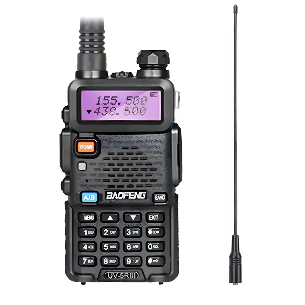 Baofeng UV-5R III Tri-Band Walkie-Talkie in Schwarz mit NA-771 Antenne.
