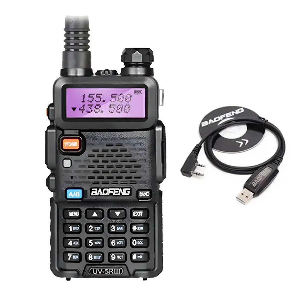 Baofeng UV-5R III Tri-Band Walkie-Talkie in Schwarz mit Programmierkabel.