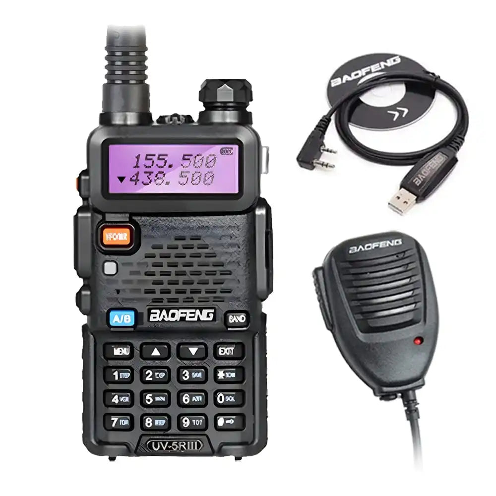 Baofeng UV-5R III Tri-Band Walkie-Talkie in Schwarz mit Lautsprechermikrofon und Programmierkabel.