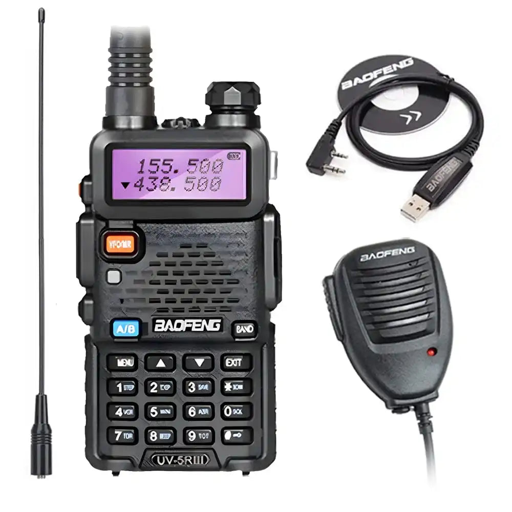 Baofeng UV-5R III Tri-Band Walkie-Talkie in Schwarz mit externem Lautsprechermikrofon, NA-771 Antenne und Programmierkabel.