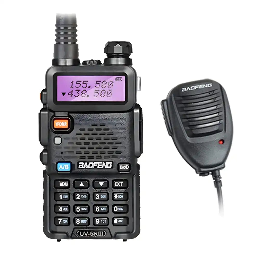 Baofeng UV-5R III Tri-Band Walkie-Talkie in Schwarz mit zugehörigem Lautsprechermikrofon.