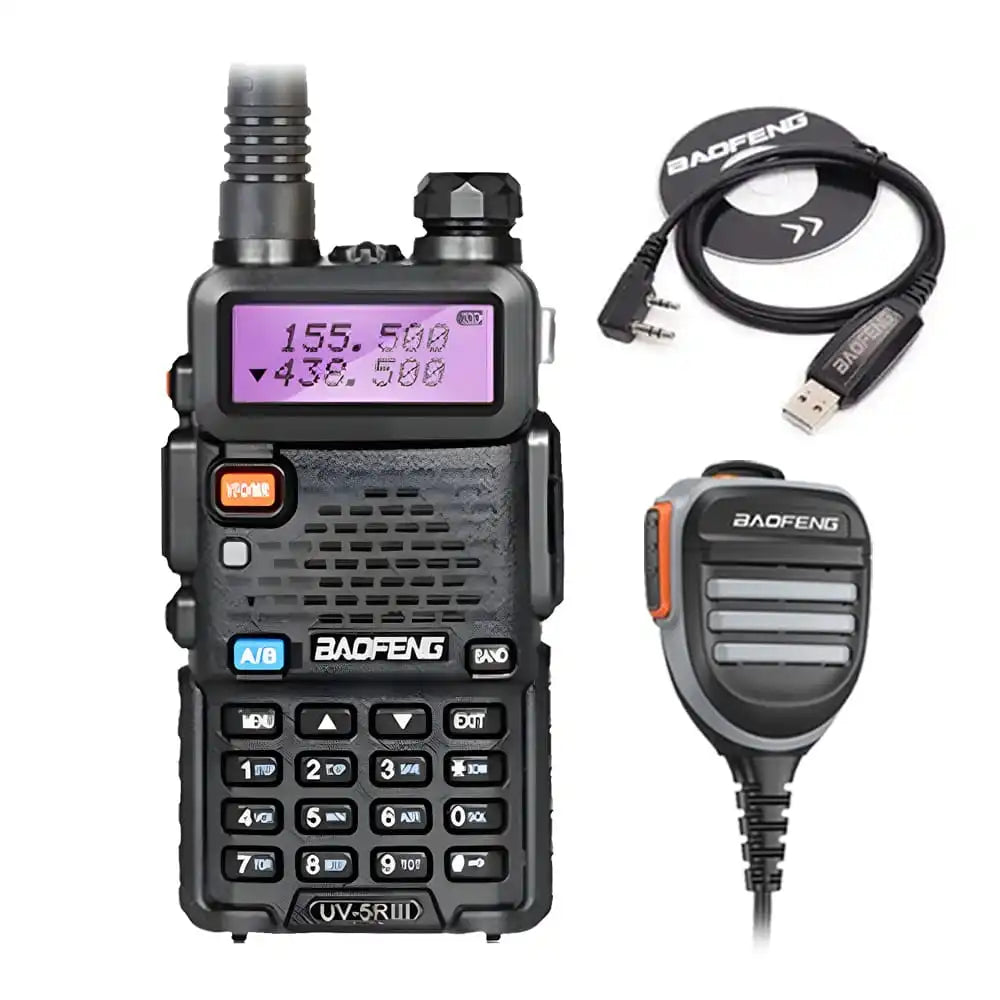 Baofeng UV-5R III Tri-Band Walkie-Talkie in Schwarz mit wasserdichtem Lautsprechermikrofon und Programmierkabel.