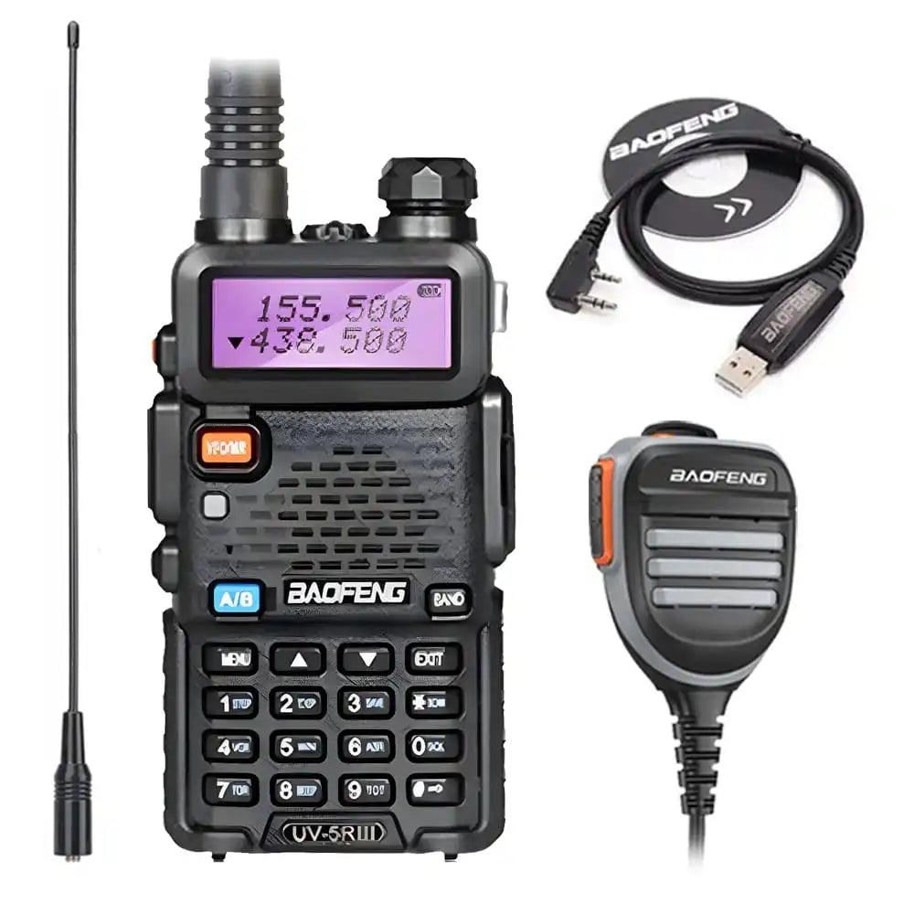 Baofeng UV-5R III Tri-Band Walkie-Talkie in Schwarz mit wasserdichtem Lautsprechermikrofon, NA-771 Antenne und Programmierkabel.