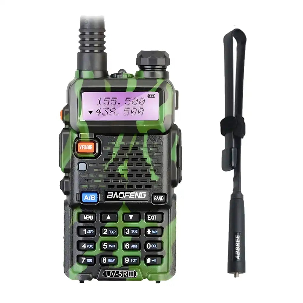 Baofeng UV-5R III Tri-Band Walkie-Talkie in Grün mit einer 47cm Antenne und Handschlaufe.