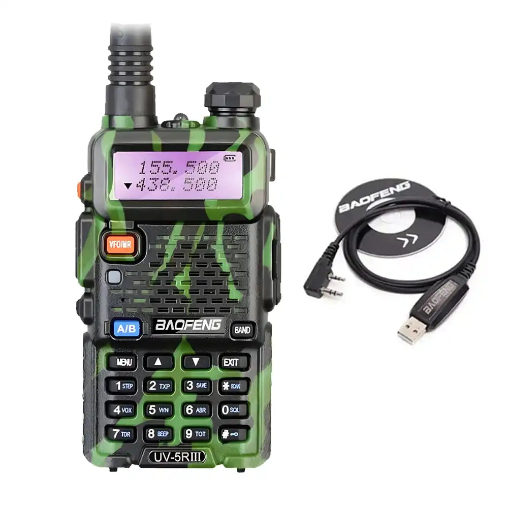 Baofeng UV-5R III Tri-Band Walkie-Talkie in Grün mit Programmierkabel.