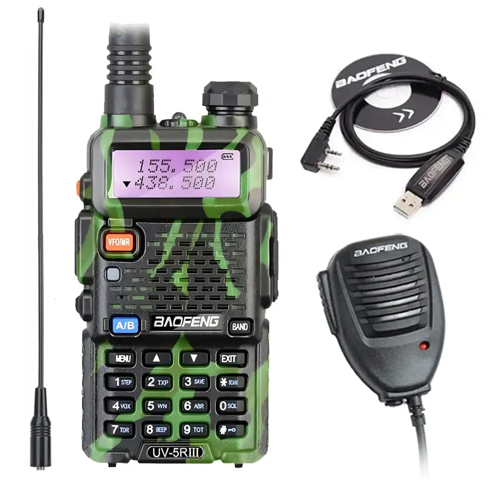Baofeng UV-5R III Tri-Band Walkie-Talkie in Grün mit externem Lautsprechermikrofon, NA-771 Antenne und Programmierkabel.
