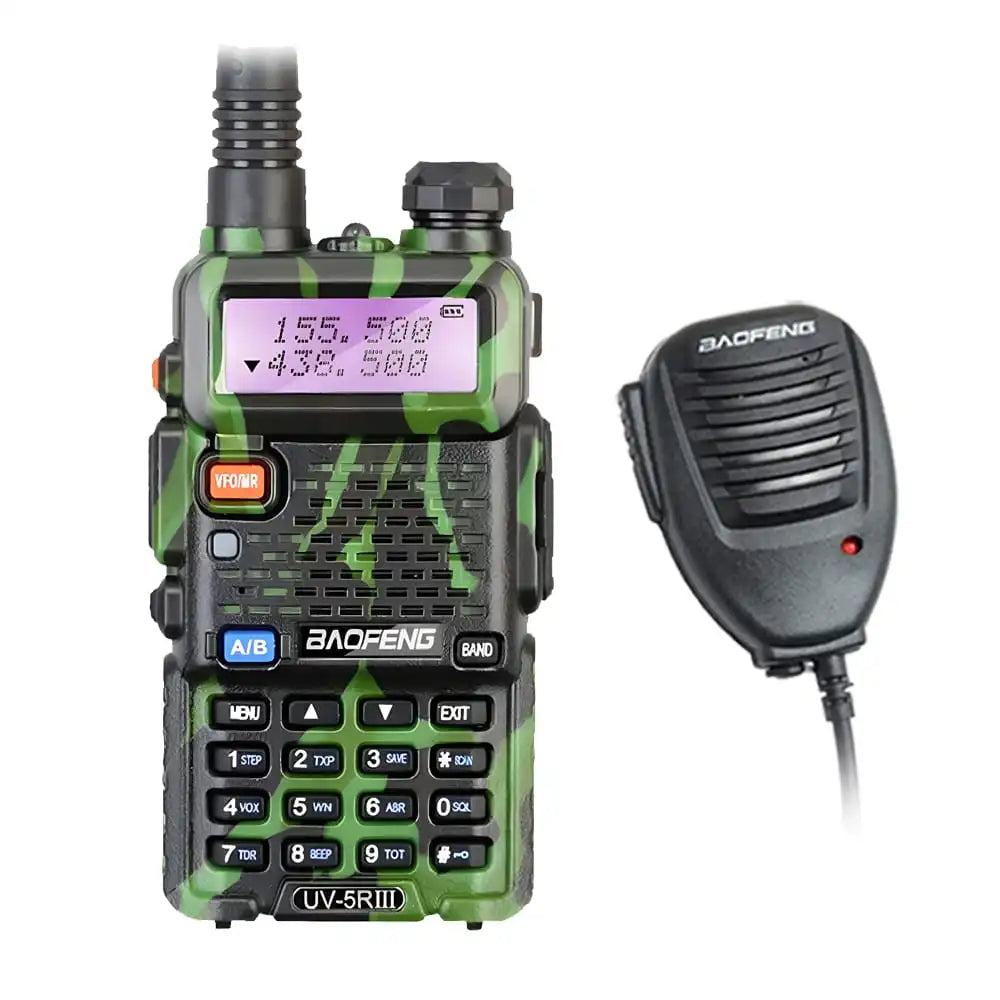 Baofeng UV-5R III Tri-Band Walkie-Talkie in Grün mit zugehörigem Lautsprechermikrofon.