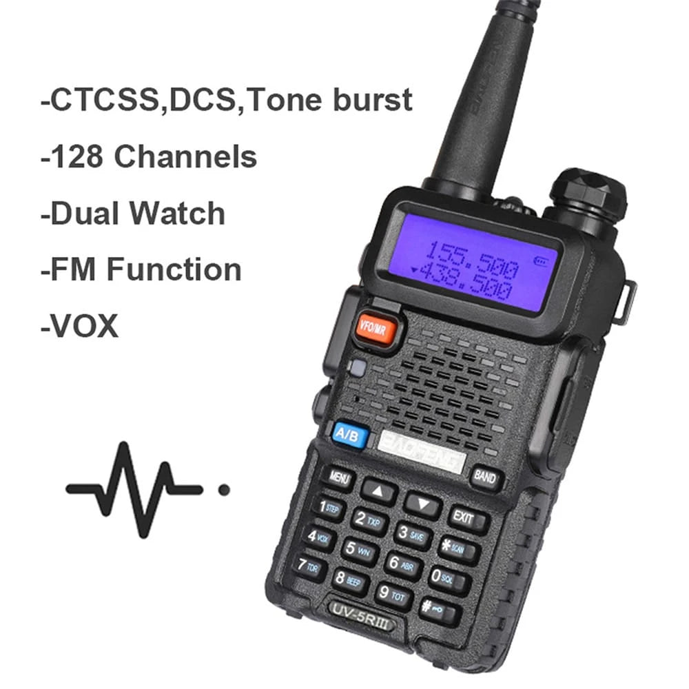 Nahaufnahme eines Baofeng UV-5R III Funkgeräts, mit Text, der seine Funktionen auflistet: CTCSS, DCS, Tonruf, 128 Kanäle, Dual Watch, FM-Funktion, VOX.