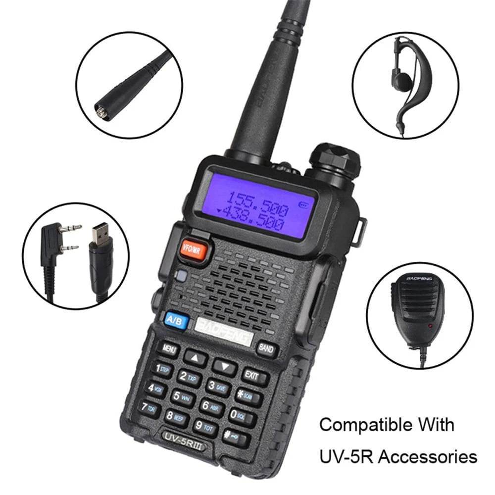 in Baofeng UV-5R III Funkgerät, umgeben von verschiedenen Zubehörteilen wie einem Headset, einem Programmierkabel und einem externen Mikrofon, was seine Kompatibilität mit UV-5R Zubehörteilen unterstreicht.