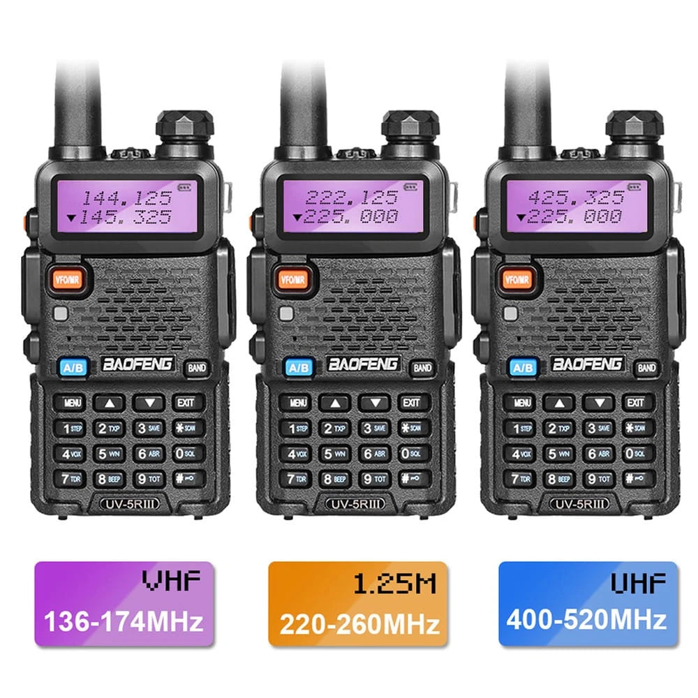 Drei Baofeng UV-5R III Funkgeräte, die ihre Tri-Band-Fähigkeiten (VHF 136-174MHz, 1.25M 220-260MHz, UHF 400-520MHz) mit entsprechenden Frequenzanzeigen auf den Bildschirmen und Farbbändern darunter hervorheben.
