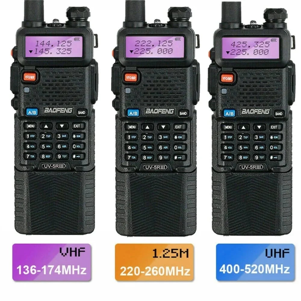 Drei Baofeng UV-5R III Tri-Band Walkie-Talkies demonstrieren ihre Frequenzbänder: VHF (136-174MHz), 1.25M (220-260MHz) und UHF (400-520MHz) für vielseitige Kommunikation.