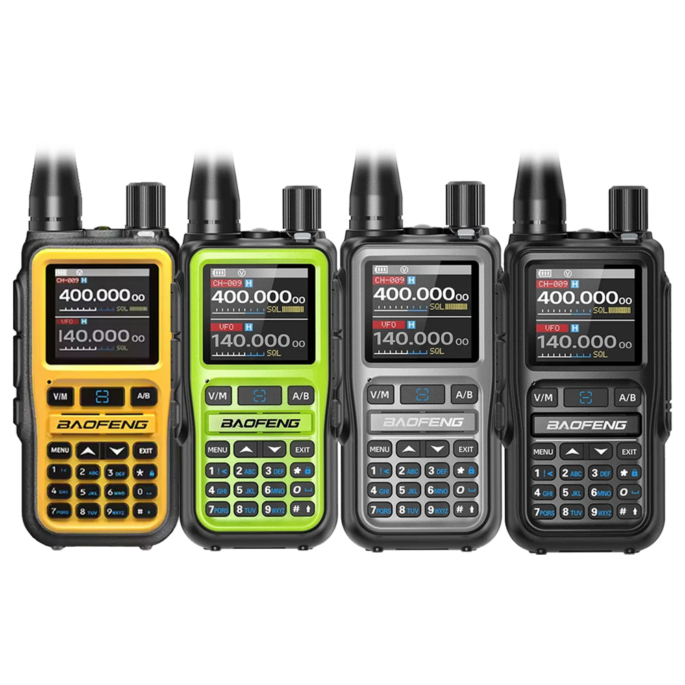 Vier Baofeng UV-5R Min Funkgeräte desselben Modells stehen nebeneinander und präsentieren die vier verfügbaren Farbvarianten: Gelb, Hellgrün, Grau und Schwarz.