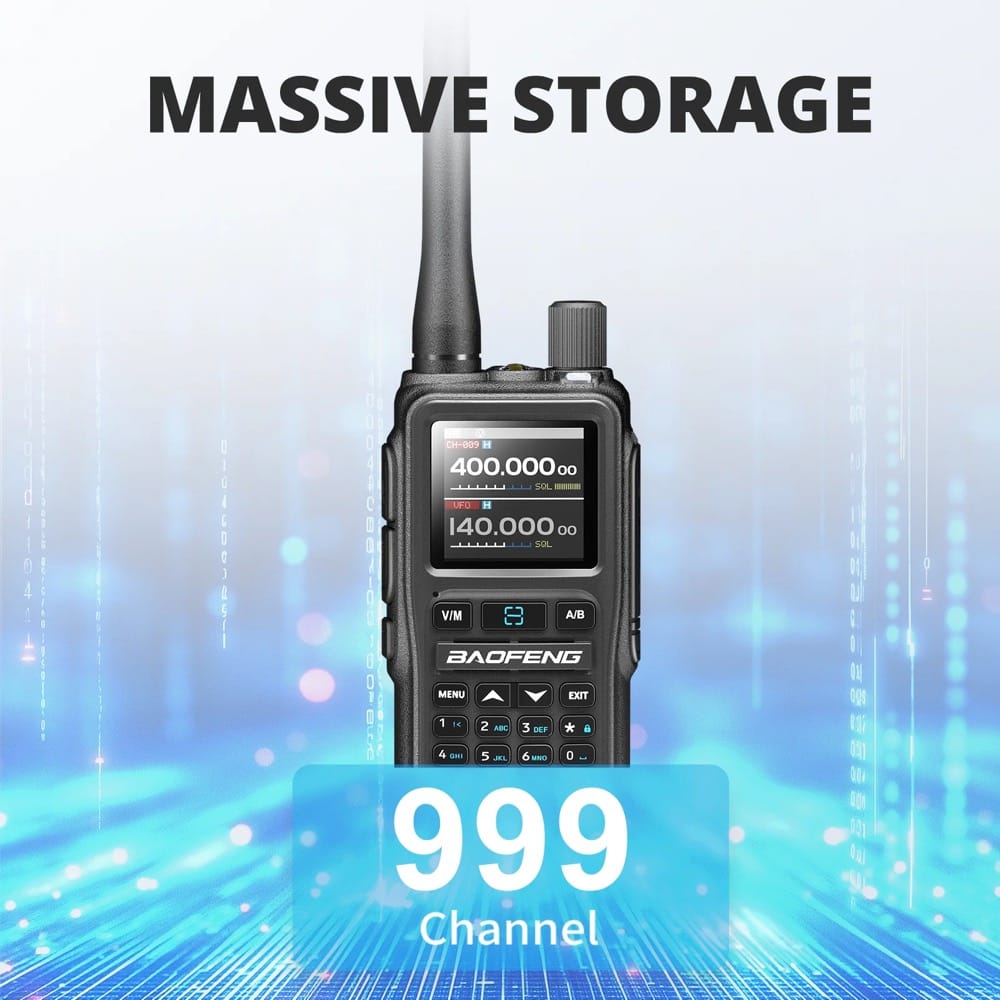 Ein Baofeng-Funkgerät UV-5R Mini mit dem Text "RIESIGER SPEICHER". Das Display zeigt zwei Frequenzen an, und unten steht "999 Kanäle", was die große Speicherkapazität des Geräts hervorhebt.