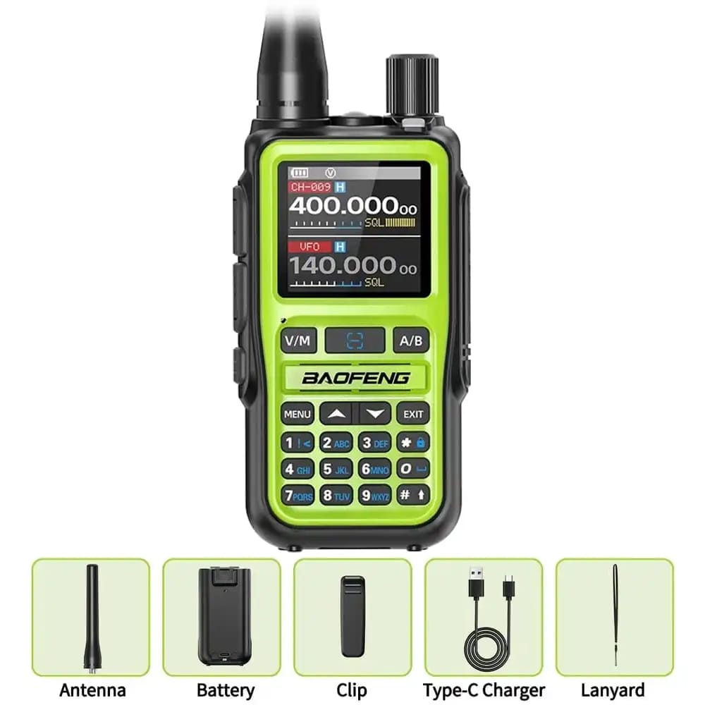 Lieferumfang des Baofeng-Funkgeräts UV-5R Mini Grün im Basispaket. Gezeigt wird das Funkgerät zusammen mit dem Standardzubehör: Antenne, Akku, Gürtelclip, USB-C-Ladekabel und Trageschlaufe.