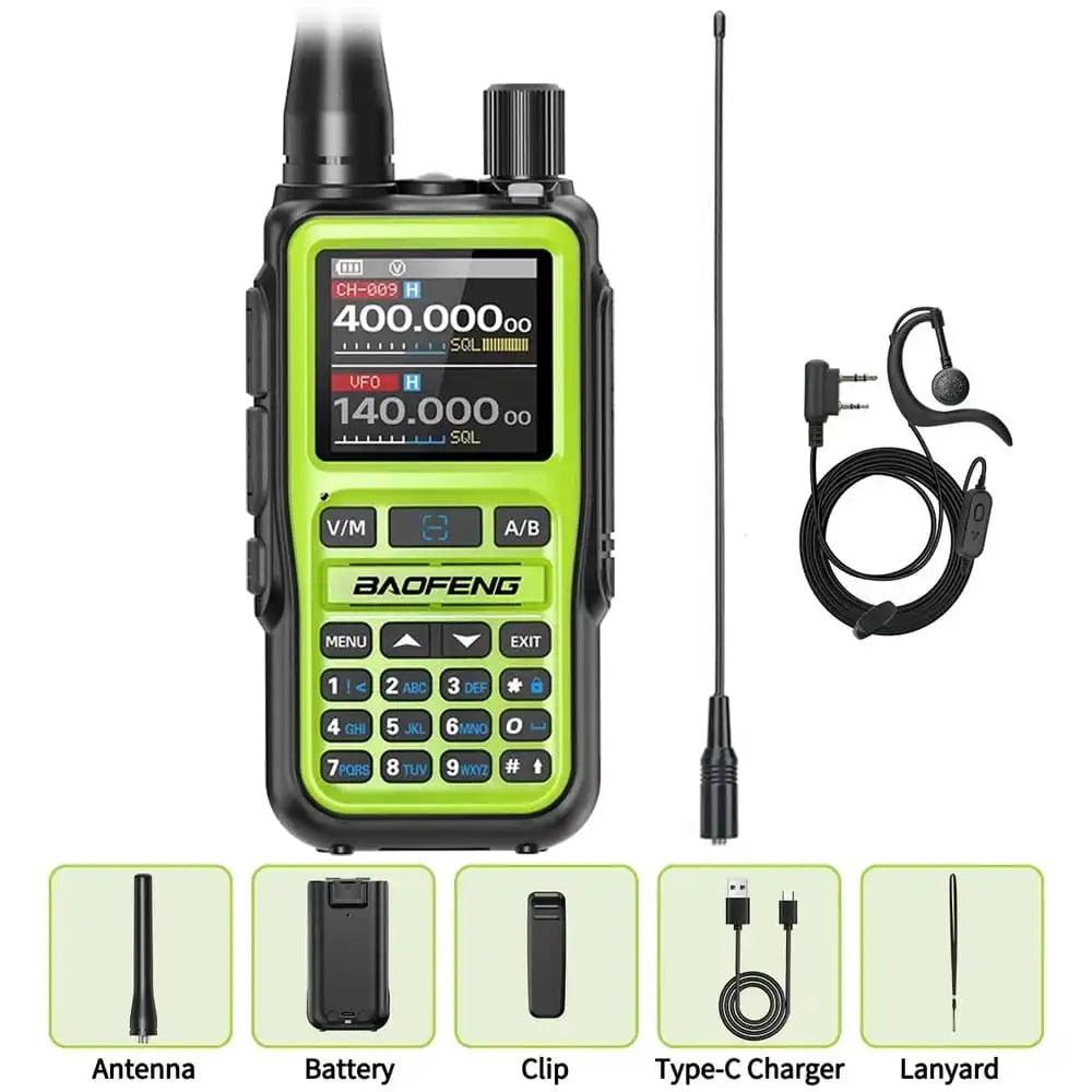  Erweitertes Produktpaket des Baofeng-Funkgeräts UV-5R Mini Grün. Neben dem Standardzubehör werden zusätzlich eine lange Antenne und ein Ohrhörer-Headset gezeigt.