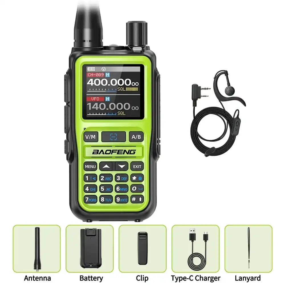 Produktpaket des gelb-schwarzen Baofeng-Funkgeräts  UV-5R Mini Grün. Enthalten sind das Standardzubehör (Antenne, Akku, Clip, Ladekabel, Trageschlaufe) und zusätzlich ein Ohrhörer-Headset.