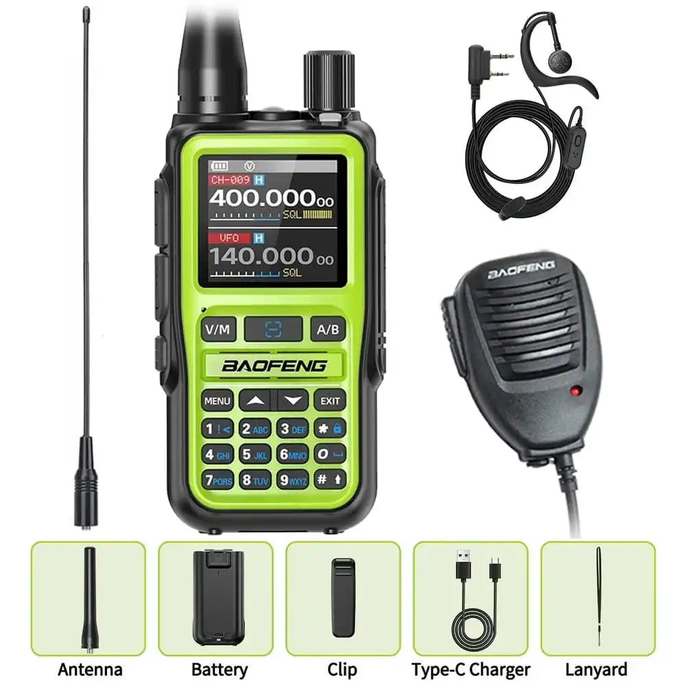 Professionelles Zubehörset für das Baofeng-Funkgerät UV-5R Mini Grün. Zum Lieferumfang gehören das Standardzubehör, eine lange Antenne, ein Ohrhörer-Headset und ein Lautsprechermikrofon.
