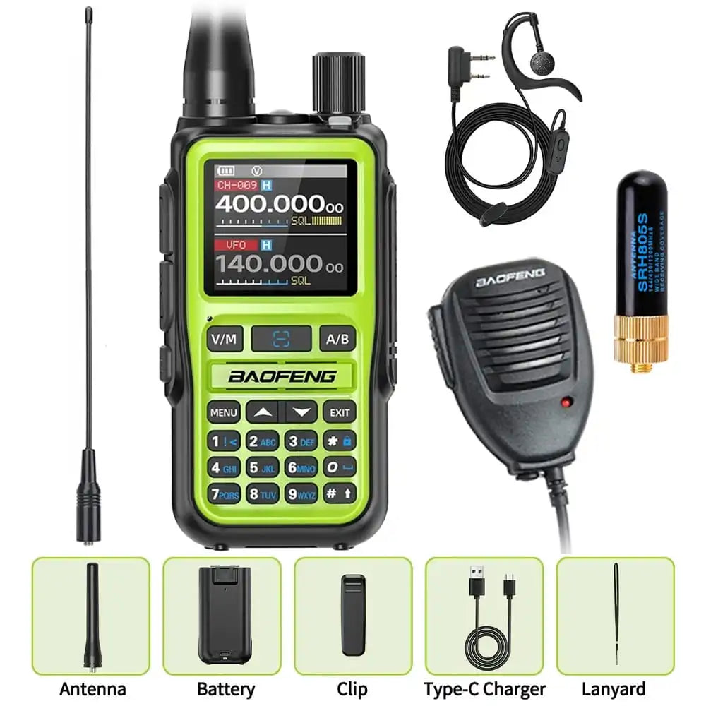 Vollständiges Premium-Paket des Baofeng-Funkgeräts UV-5R Mini Grün. Es enthält das Standardzubehör, eine lange Antenne, eine kurze SRH805S-Antenne, ein Ohrhörer-Headset und ein Lautsprechermikrofon.