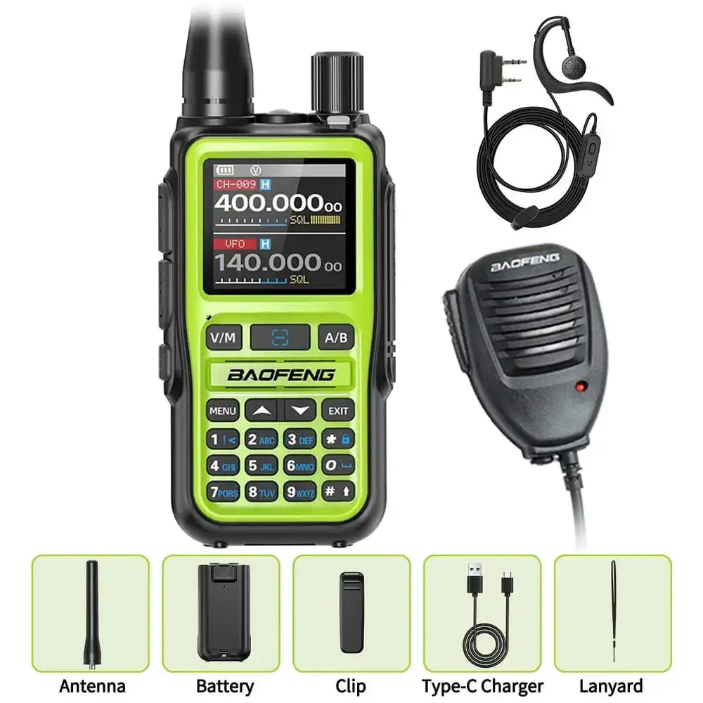 Umfangreiches Zubehörpaket für das Baofeng-Funkgerät UV-5R Mini Grün. Beinhaltet das Standardzubehör sowie ein Ohrhörer-Headset und ein externes Lautsprechermikrofon.
