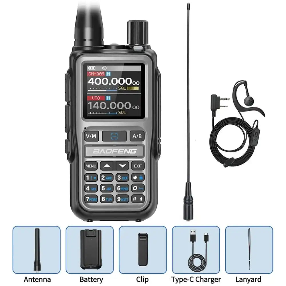 Erweitertes Produktpaket des Baofeng-Funkgeräts UV-5R Mini Grau. Neben dem Standardzubehör werden zusätzlich eine lange Antenne und ein Ohrhörer-Headset gezeigt.
