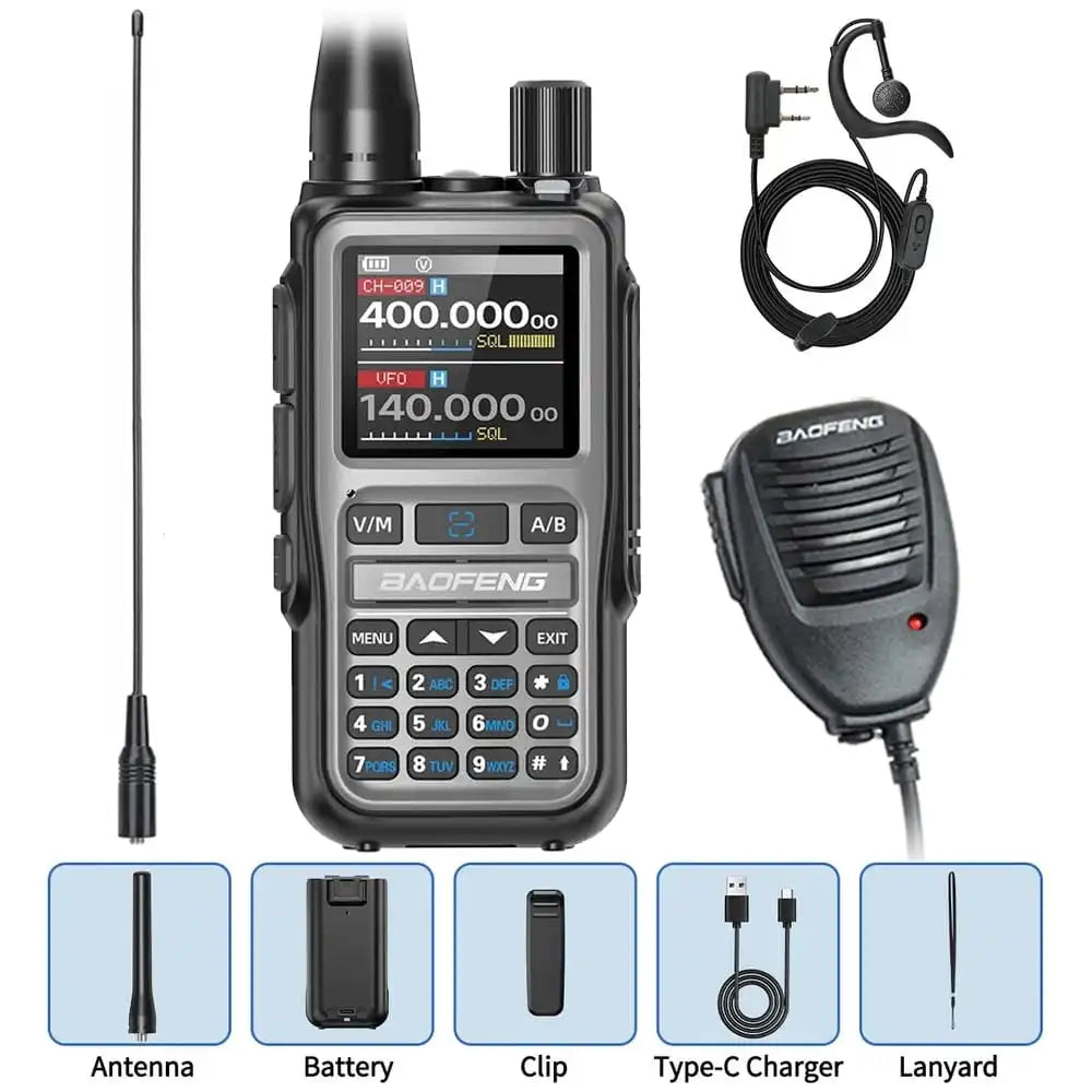 Professionelles Zubehörset für das Baofeng-Funkgerät UV-5R Mini Grau. Zum Lieferumfang gehören das Standardzubehör, eine lange Antenne, ein Ohrhörer-Headset und ein Lautsprechermikrofon.
