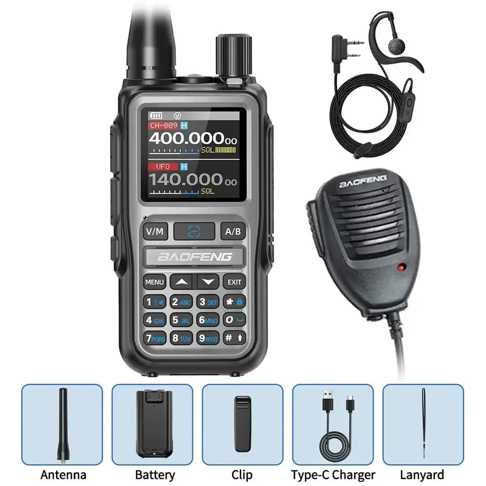 Umfangreiches Zubehörpaket für das Baofeng-Funkgerät UV-5R Mini Grau. Beinhaltet das Standardzubehör sowie ein Ohrhörer-Headset und ein externes Lautsprechermikrofon.