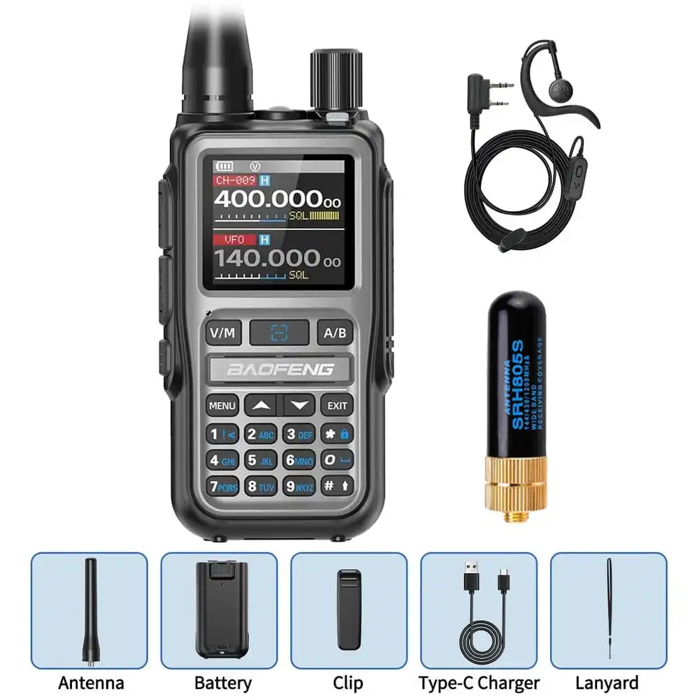 Spezielles Zubehörpaket für das Baofeng-Funkgerät UV-5R Mini Grau. Im Lieferumfang sind das Standardzubehör, ein Ohrhörer-Headset und eine kurze, leistungsstarke SRH805S-Antenne enthalten.