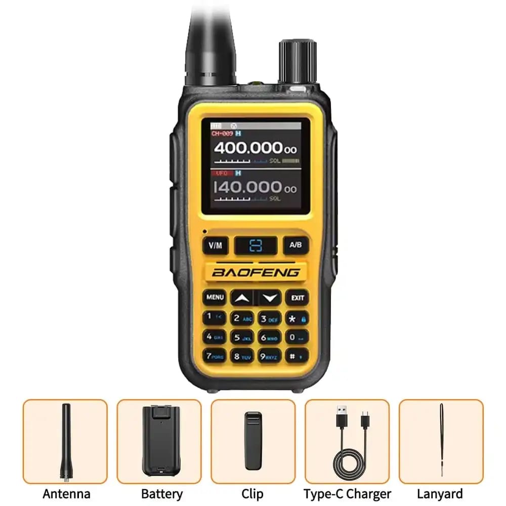 Lieferumfang des Baofeng-Funkgeräts UV-5R Mini Gelb im Basispaket. Gezeigt wird das gelb-schwarze Funkgerät zusammen mit dem Standardzubehör: Antenne, Akku, Gürtelclip, USB-C-Ladekabel und Trageschlaufe.