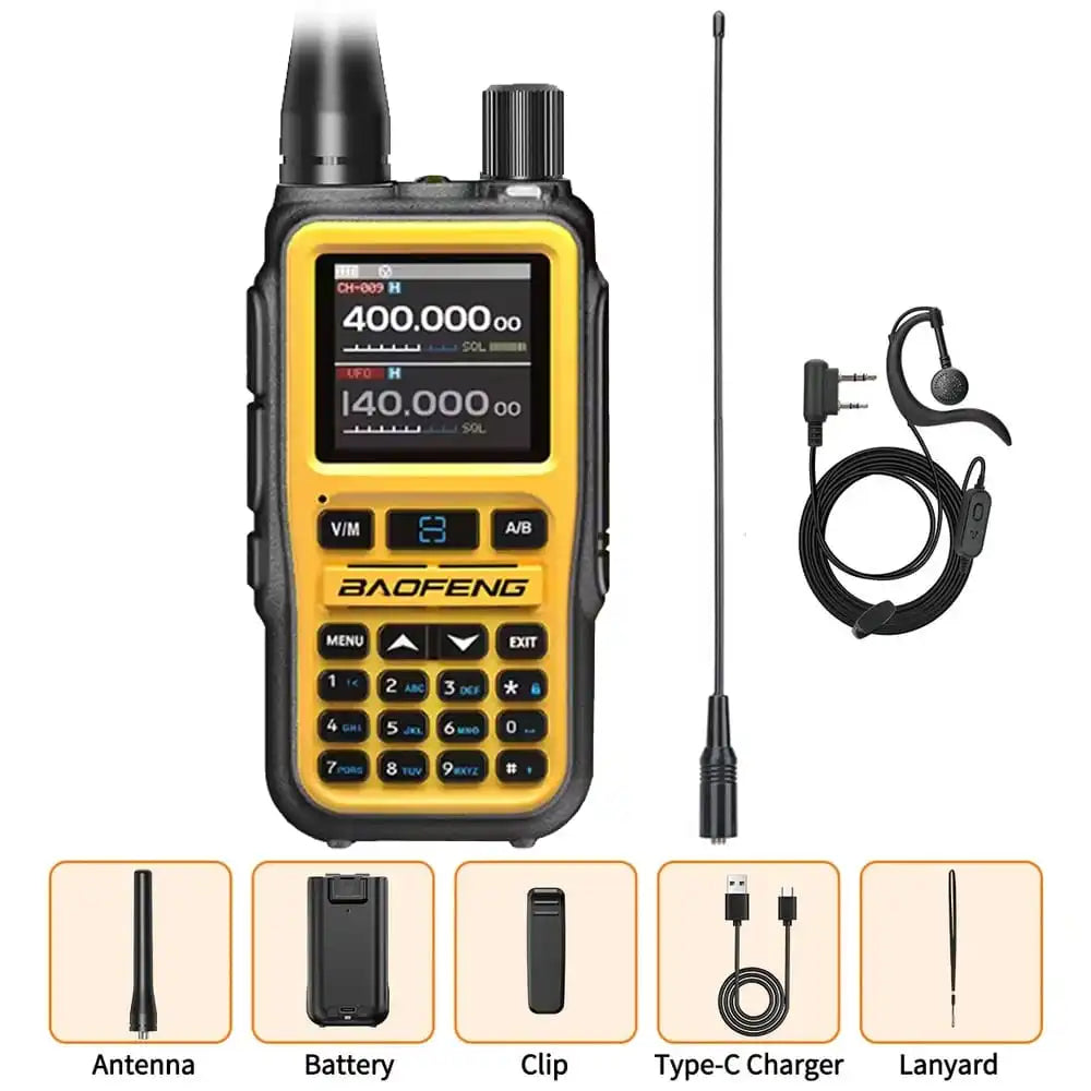 Erweitertes Produktpaket des Baofeng-Funkgeräts UV-5R Mini Gelb. Neben dem Standardzubehör werden zusätzlich eine lange Antenne und ein Ohrhörer-Headset gezeigt.