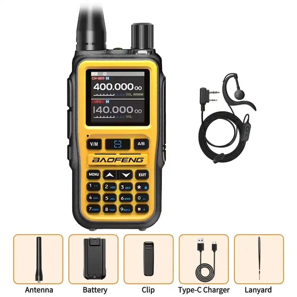 Produktpaket des gelb-schwarzen Baofeng-Funkgeräts  UV-5R Mini Gelb. Enthalten sind das Standardzubehör (Antenne, Akku, Clip, Ladekabel, Trageschlaufe) und zusätzlich ein Ohrhörer-Headset.