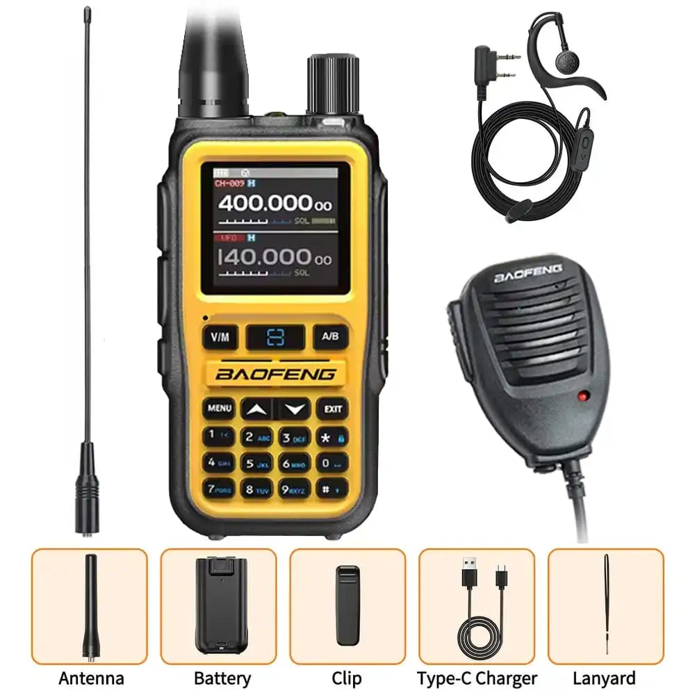 Professionelles Zubehörset für das Baofeng-Funkgerät UV-5R Mini Gelb. Zum Lieferumfang gehören das Standardzubehör, eine lange Antenne, ein Ohrhörer-Headset und ein Lautsprechermikrofon.