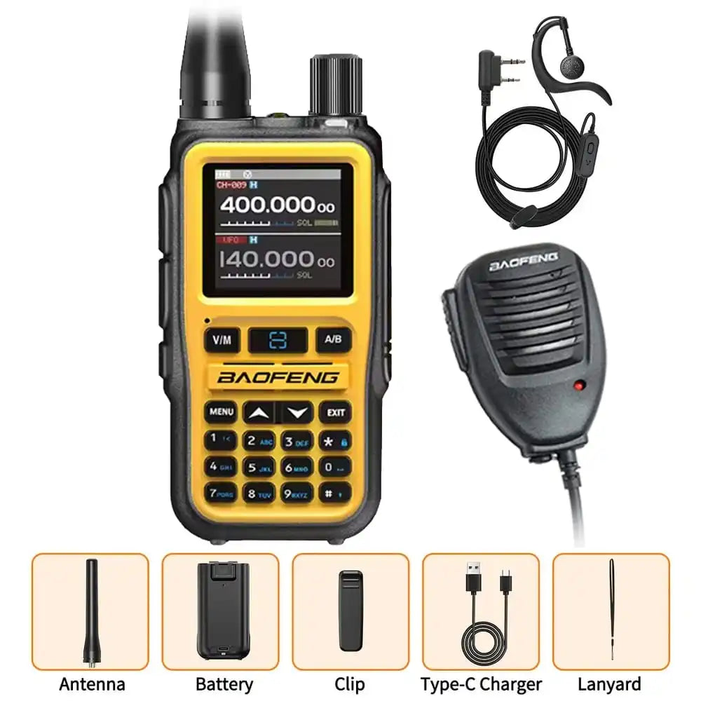 Umfangreiches Zubehörpaket für das Baofeng-Funkgerät UV-5R Mini Gelb. Beinhaltet das Standardzubehör sowie ein Ohrhörer-Headset und ein externes Lautsprechermikrofon.