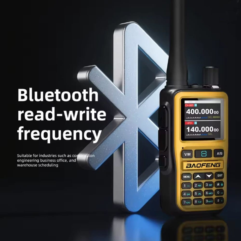 Ein orangefarbenes Baofeng-Funkgerät UV-5R Mini vor einem großen Bluetooth-Logo. Die Grafik hebt die Funktion zur drahtlosen Frequenzprogrammierung hervor, die für den professionellen Einsatz in Branchen wie dem Baugewerbe geeignet ist.