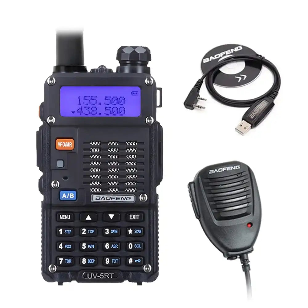 Baofeng UV-5RT-8W Set mit Walkie-Talkie, Programmierkabel und externem Lautsprechermikrofon.