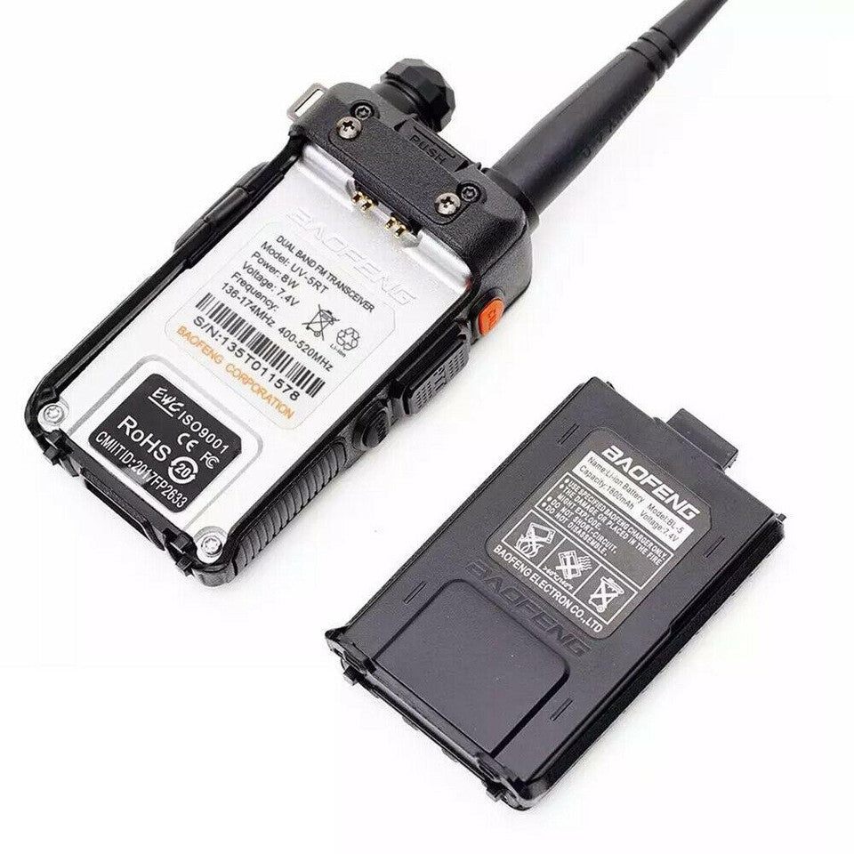 Detaillierte Ansicht des mitgelieferten Freisprech-Ohrhörers mit Mikrofon für das Baofeng UV-5RT Funkgerät.