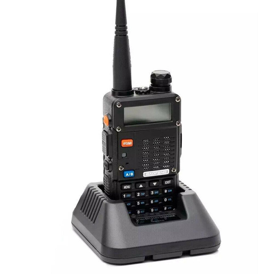 Das komplette Zubehör-Set für das Baofeng UV-5RT 8W Walkie-Talkie, einschließlich Headset, Akku und Ladeschale.